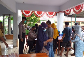 Tekan Penyebaran Covid-19, Polsek Sumberjaya Pantau Gerai Vaksinasi 