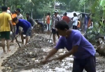 Longsor Kembali Terjadi dan Tutup Akses Jalan Antar Desa 
