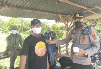 Kapolsek Kertajati Bagikan Masker Gratis Guna Cegah Penyebaran Covid-19