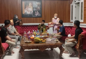 Menteri Pariwisata dan Ekonomi Kreatif (Kemenkraf) Republik Indonesia Sandiaga Salahuddin Uno sambangi kediaman Bupati Lampung Barat. dalam rangka diskusi dan membahas pengembangan pariwisata di daerah setempat