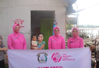 Ketua Bhayangkari Cabang Bintan Ny. Nunun Tidar melakukan Bakti Sosial berupa memberikan paket sembako kepada masyarakat Desa Kuala Sempang dan masyarakat Desa Busung, Jumat (26/8/2021).