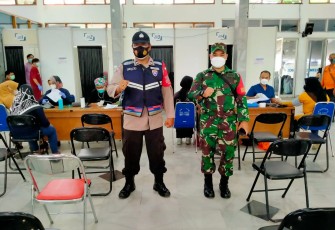 Bhabinkamtibmas Laksanakan Monitoring Vaksinasi Dosis Satu dan Dua Di Kab Garut