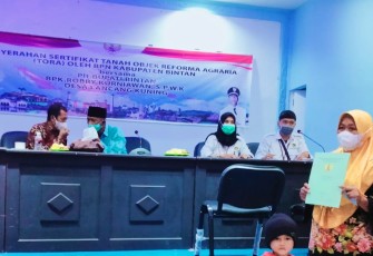 Pemerintah Menyerahkan sertifikat Tanah pada Masyrakat Desa Lancang Kuning Program Tora Tahun 2021 