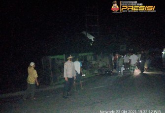 Tidak Kuat Menanjak, Truk Pengangkut Sawit Terbalik