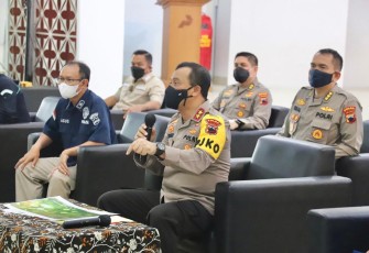 Kapolda Jateng tengah berikan paparan kronologi kejadian kebakaran di kilang minyak Cilacap