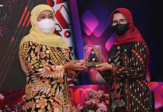 Bupati Rini (kanan) Terima Plakat Opini WTP dari BPK RI yang Diserahkan oleh Gubernur Jawa Timur Khofifah Indar Parawansa (foto : Sekretariat Pemkab Blitar)