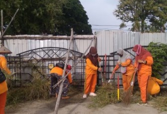 Damkar dan DLH Bersihkan Gedung Balai Adat