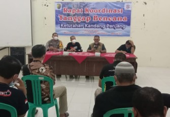 Kapolsek Pekalongan Utara(kiri) hadiri rapat koordinasi antisipasi bencana banjir di Aula Kelurahan Kandang Panjang, Minggu 31/10/2021