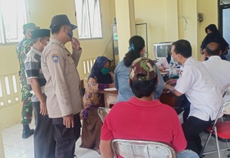 Anggota Polsek Gemuh laksanakan monitoring vaksinasi di Desa Johorejo