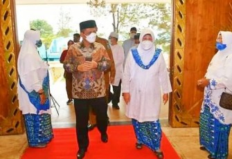 Gubernur Kepulauan Riau H. Ansar Ahmad saat menghadiri Peringatan Maulid Nabi Muhammad SAW 12 Rabi'ul Awal 1443 Hijriyah tahun 2021 di Gedung Lembaga Adat Melayu (LAM) Kijang Bintan