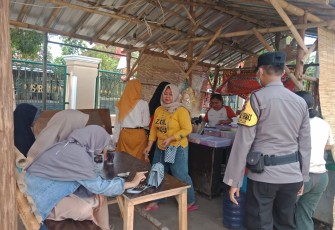 Bhabinkamtibmas Polsek Sumberjaya Dengan Humanis Himbau Masyarakat Yang Tidak Menggunakan Masker