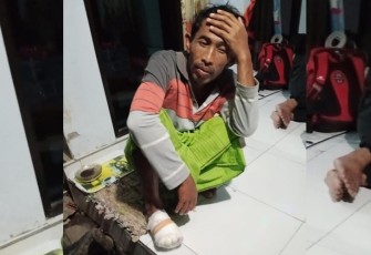 Kaki kanan Khori Anam (55) nampak dibalut dengan perban.