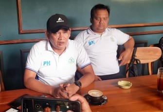 Manajer dan Pelatih Kepala Persika Karanganyar, Prihanto dan Beny Andriawan (kiri ke kanan).