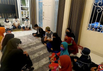 Legislator Demokrat Jatim Agung Mulyono menggelar doa bersama dengan melibatkan puluhan anak yatim piatu di Surabaya