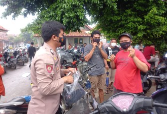 Ops Yustisi Polsek Kasokandel Bagikan Masker Gratis Kepada Warga