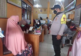 Bhabinkamtibmas Polsek Cingambul Monitoring Kegiatan Gebyar Vaksinasi Covid 19 Desa Nagarakembang Polri