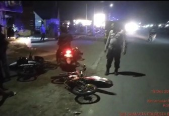 Petugas pasca membubarkan aksi balap liar, Sabtu (17/12)