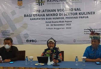 Sekretaris Deputi Usaha Mikro KemenKopUKM Novieta saat membuka pelatihan usaha mikro sektor kuliner, di Kabupaten Biak Numfor Provinsi Papua, Kamis (24/11).