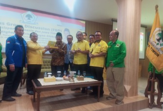 Partai Golkar Jawa Timur saat FGD bersama dengan anggota Wantimpres Soekarwo di kantor DPD Partai Golkar Jawa Timur, Selasa (21/6/2022) malam.