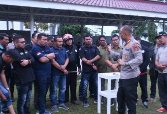 Kapolres Aceh Timur AKBP Andy Rahmansyah, S.I.K pada Jum’at, (11/11/2022) sore saat menggelar lomba menembak antar wartawan, yang diikuti oleh 20 peserta dari 10 organisasi wartawan di Aceh Timur.