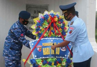 Peringati HUT ke-76 TNI AU,Personel Lanud JB Soedirman Ziarah ke TMP Purbosaroyo