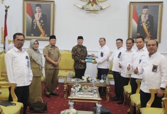 Penyerahan secara simbolis Bantuan Tanggung Jawab Sosial & Lingkungan (TJSL) Desa Sungai Lisai/ Alat Penyalur Daya Listrik (APDAL) Stasiun Pengisian Energi Listrik (SPEL) oleh GM PLN Unit Wilayah Induk Sumatera Selatan, Jambi dan Bengkulu (W2SJB) Amris Adnan kepada Gubernur Bengkulu Rohidin Mersyah, di Balai Raya Semarak Bengkulu, Senin (28/11). 