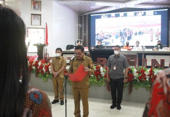 Walikota Bitung Maurits Mantiri saat membacakan sambutan pada pelantikan Forum Pengurangan Risiko Bencan Kota Bitung masa bakti 2022-2027