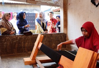Hafizha saat Kunjungi Sentra Tenun di Bumi Mutiara Lombok