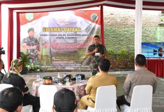 Pangdam Jaya Mayjen TNI Untung Budiharto saat mengunjungi Kampung Pancasila