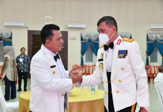 Gubernur Kepulauan Riau H. Ansar Ahmad saat menghadiri jamuan makan malam dalam rangka Syukuran Hari Pahlawan di Mapolda Kepri, Batam, Minggu (20/11). 