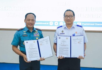 Dirjen perhubungan laut Arif Toha bersama Danpushidrosal Laksamana Madya Nurhidayat di Mako Pushidrosal Jakarta 