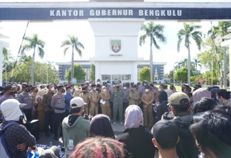 Aksi penolakan tambang pasir besi yang berlokasi di Kabupaten Seluma bergulir ke Kantor Gubernur Bengkulu