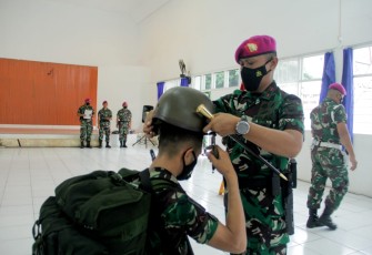 Danyonmarhanlan VIII Bitung Mayor Marinir Wahyu Widodo saat melaksanakan tradisi penyambutan personil baru