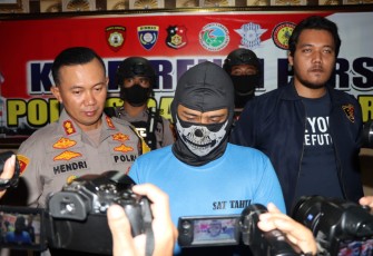 Tersangka pakai tobeng hitang saat konferensi pers Polres Banjarnegara