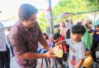 Plt Bupati Bintan Roby Kurniawan saat menyerahkan 110 paket makanan tambahan balita dan ibu hamil di Desa Kelong, Rabu (10/08). 