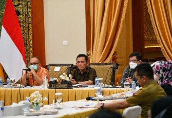 Gubernur Kepulauan Riau H. Ansar Ahmad langsung menggelar Rapat Persiapan Peluncuran Vaksin Booster di Gedung Daerah