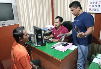 Tersangka curanmor Sandiyono pecatan guru Pegawai Negeri Sipil saat menjalani pemeriksaan di Mapolsek Cepu.