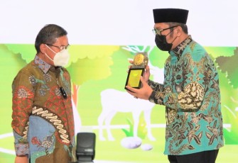 Penghargaan untuk DPRD Jatim saat diterima oleh Wakil Ketua DPRD Jatim Sahat Tua Simanjuntak di Jakarta, Rabu (20/7/2022). 