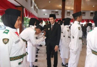 Wakil Bupati Trenggalek, Muhammad Syah Nata Negara, saat mengukuhkan anggota Pengibar Bendera Pusaka di Pendapa Manggala Praja Nugraha, Sabtu (13/8/2022).