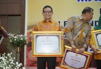 Bupati Kepahiang Dr.Ir Hidayattulah Sjahid, MM IPU seusai terima piagam penghargaan di Malam Puncak HKN ke-58.