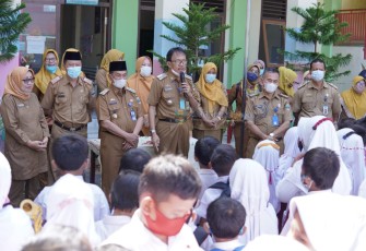 Bupati Pesisir Barat (Pesibar), Agus Istiqlal melakukan kegiatan Monitoring Pelaksanaan Pembelajaran Tatap Muka (PTM) Tahun 2022 di SDN 1 Krui dan SMPN 1 Krui, kecamatan Pesisir tengah, Kabupaten Pesisir Barat