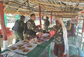 Satgas Yonif Mekanis 203/AK saat mebantu masyarakat Papua