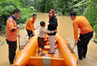 Tim BPBD Merangin saat bantu warga terdampak banjir
