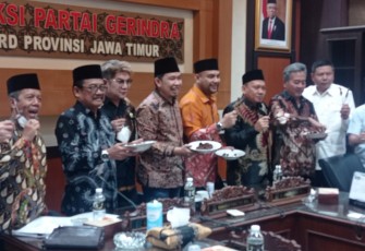 Fraksi Partai Gerindra DPRD Jawa Timur saat mengkampanyekan makan daging sapi yang halal dan sehat, Kamis (16/6), di ruang rapat fraksi.
