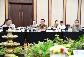 Gubernur Ansar Ahmad saat menerima kunjungan kerja Komisi XI DPR RI ke Kepri di Swiss Bell Hotel Kota Batam, Jum'at (9/9).