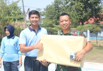 Penyerahan Doorprize oleh Komandan Lanud Sugiri Sukani Mayor Pnb Supardo Butarbutar M.Han