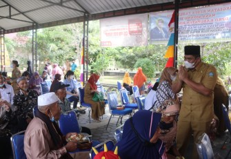 Plt Bupati Bintan terlihat begitu bahagia saat berbaur bersama para lansia di Rumah Bahagia Bintan