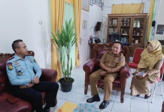 Kalapas Kelas III Suliki Kamesworo saat mengunjungi Dinas Perikanan Kabupaten Limapuluh Kota.