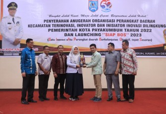 Penyerahan Anugerah Organisasi Perangkat Daerah Kecamatan Terinovasi, Inovator dan Inisiator Inovasi di lingkungan Pemko Payakumbuh 2022.