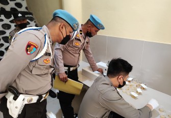 Personil Ops Antik Nala 2022 saat Lakukan Tes Urine